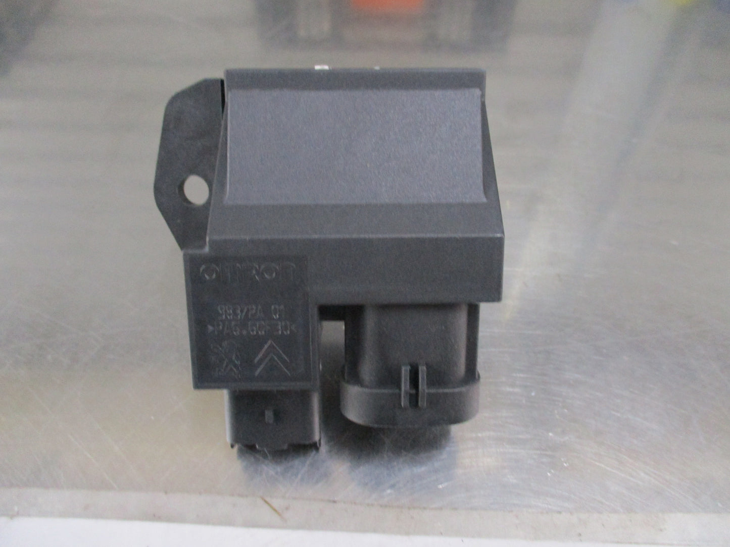 Peugeot -Citroen Genuine Radiator Fan Motor Relay New Part