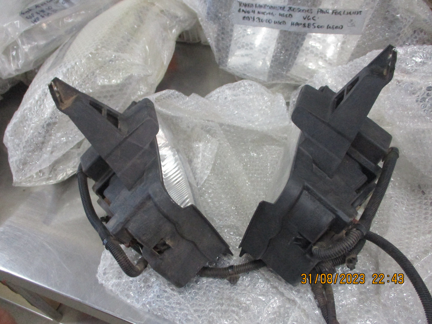 Toyota Landcruiser 200 Series Genuine Fog Light Left and Right (PAIR) UESD VGC