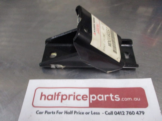 Mitsubishi Pajero Genuine Right Hand Engine Mounting Bracket New Part