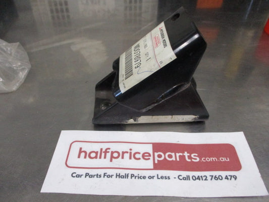 Mitsubishi Pajero Genuine Left Hand Cylinder Block Bracket New Part