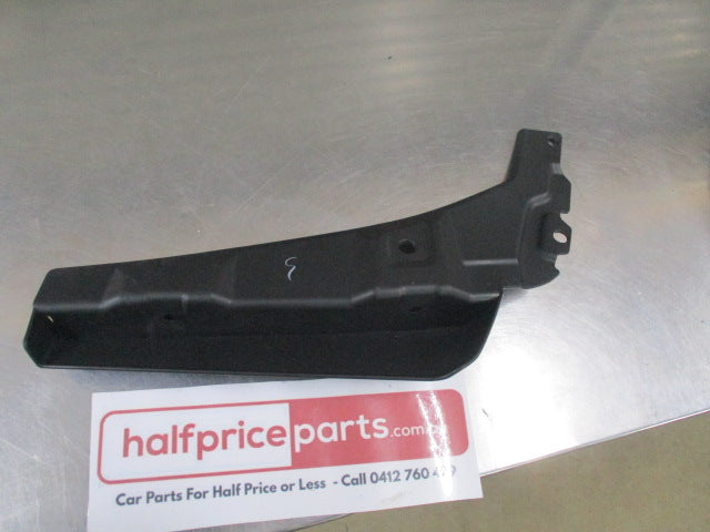 Mitsubishi Pajero Genuine Right Hand Front Wheelhouse Shield New Part