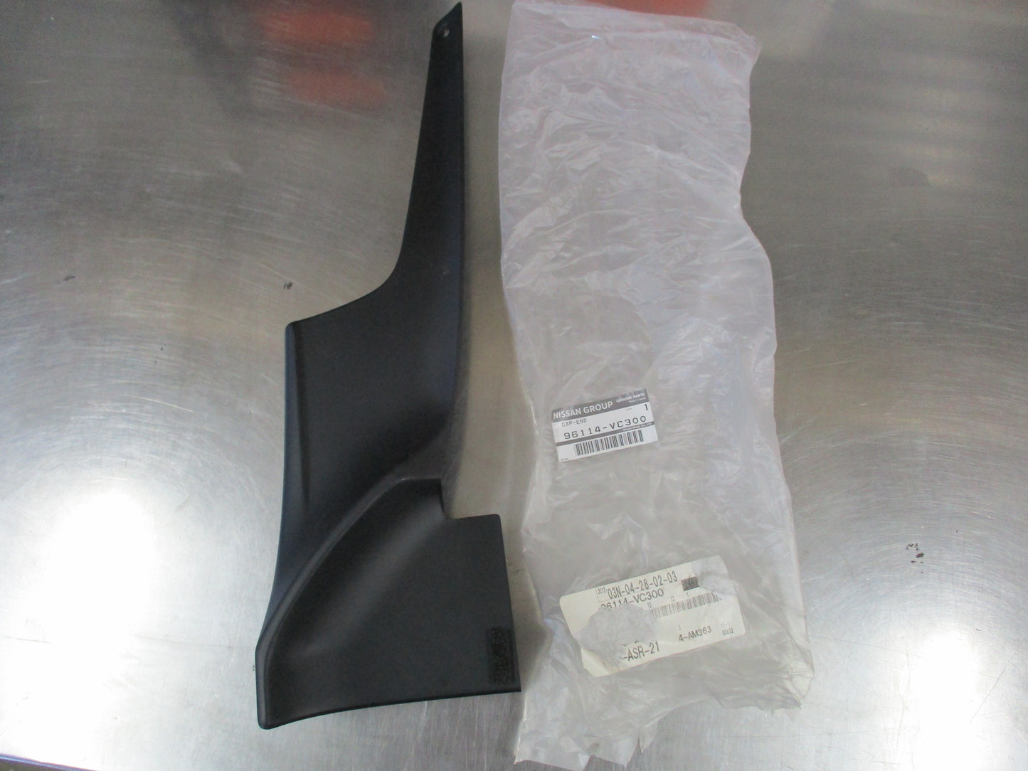 Nissan Y61 Patrol Genuine Drivers Side Side Step End Cap New