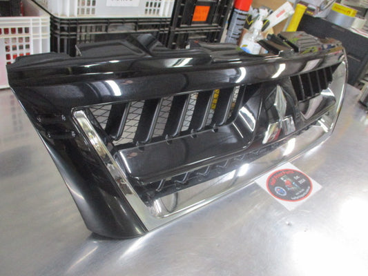 Mitsubishi Pajero Genuine Front Grille Assembly New Part