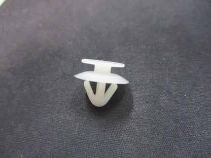 Holden VE Commodore Genuine Pillar Trim Or Guard Flare Clip New Part