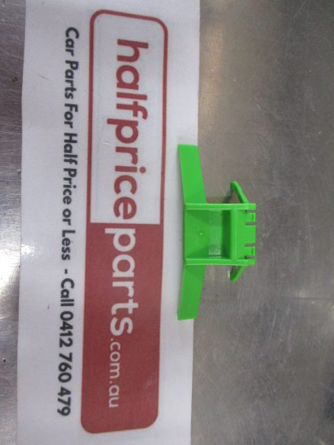 Mitsubishi 380 Genuine Roof Drip Moulding Clip New Part