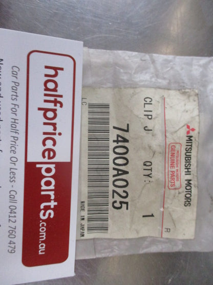 Mitsubishi 380 Genuine Roof Drip Moulding Clip New Part
