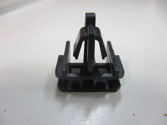 Holden Cascada Genuine Front Winscreen Side Molding Clip New Part