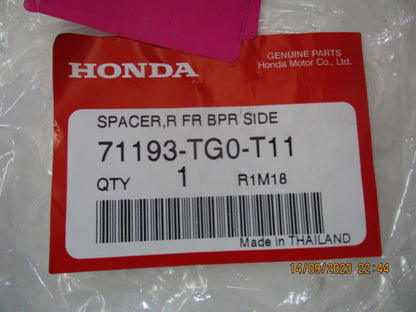 Honda Jazz Genuine Drivers Front Spacer Bumper Retainer Bracket New