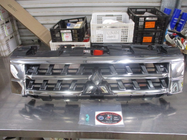Mitsubishi Pajero Genuine Front Chrome/Gray Grille Assembly New Part
