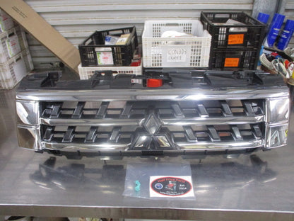 Mitsubishi Pajero Genuine Front Chrome/Gray Grille Assembly New Part