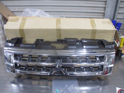 Mitsubishi Pajero Genuine Front Chrome/Gray Grille Assembly New Part
