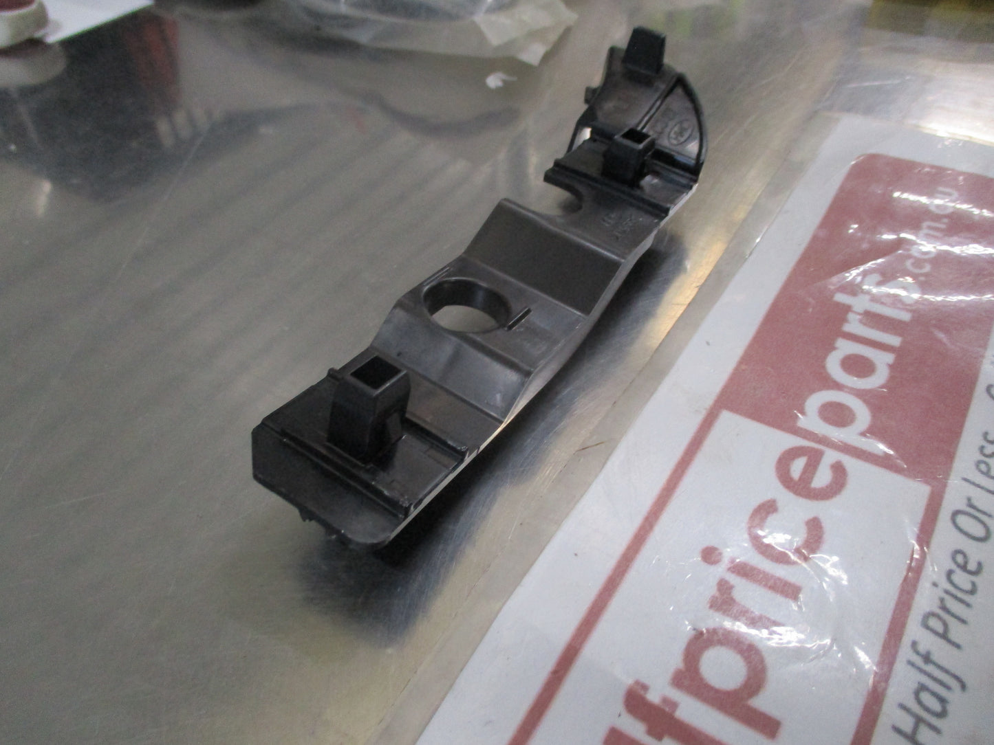 Hyundai Getz Genuine Left (Passenger) Front Bumper Bar Bracket New Part