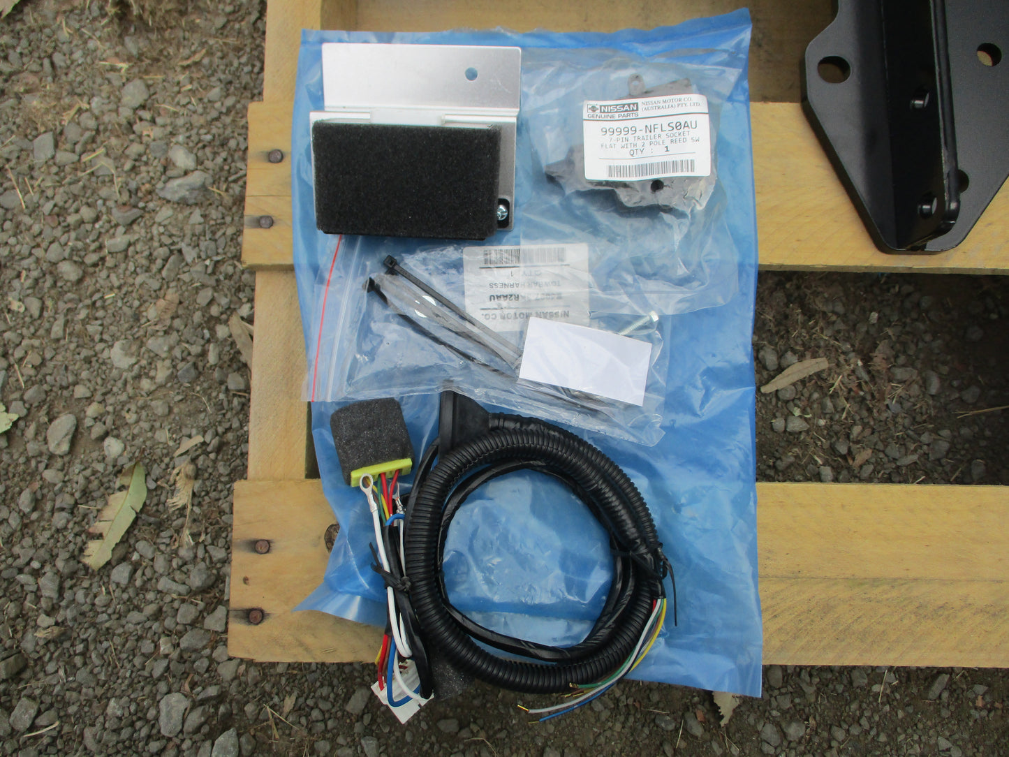 Nissan Pathfinder R52 Genuine Tow Bar Kit Complete New Part