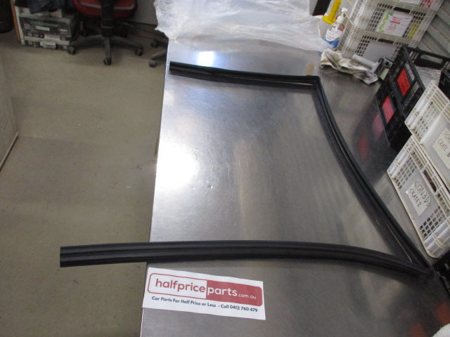 Mitsubishi Outlander Genuine Front Left Hand Door Window Run Channel New Part
