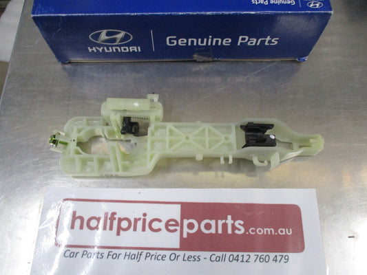 Hyundai Santa Fe Genuine Right Hand (Drivers) Front Door Base Handle New Part
