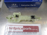 Hyundai Santa Fe Genuine Right Hand (Drivers) Front Door Base Handle New Part