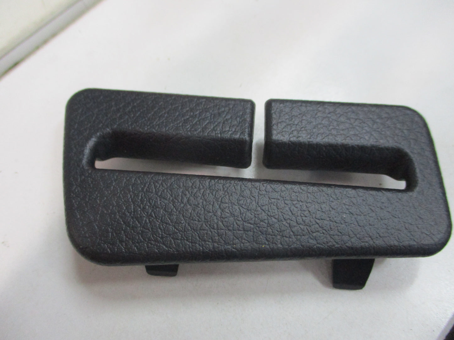 Nissan Rogue Sport Genuine Seat Belt Finisher Drivers 2ND Row New Part