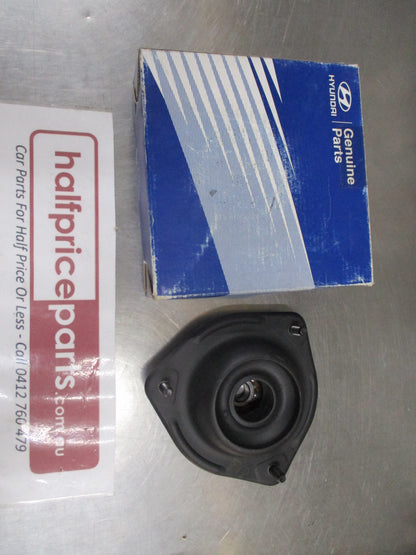 Hyundai Accent Genuine Front Strut Top Mount & Bearing New Part