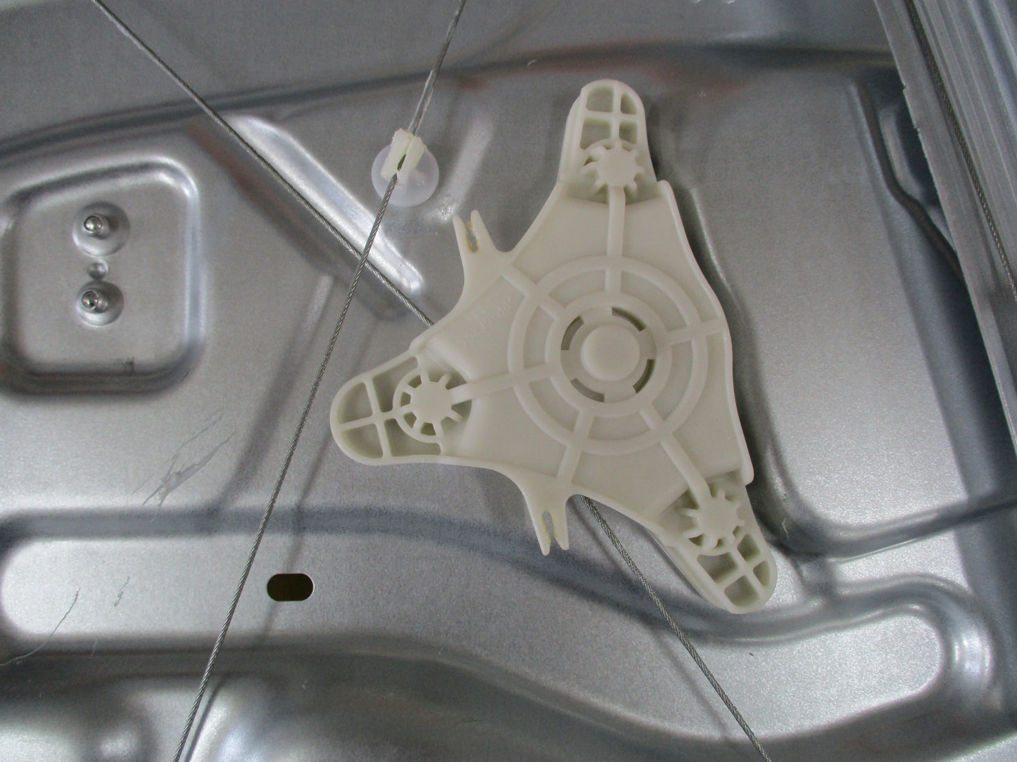 Hyundai i30 FD Genuine Right Hand (Drivers) Front Door Window Regulator New