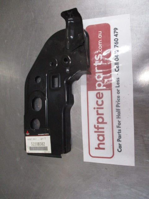 Mitsubishi Outlander Genuine Right Hand Front Guard Support Bracket New Part