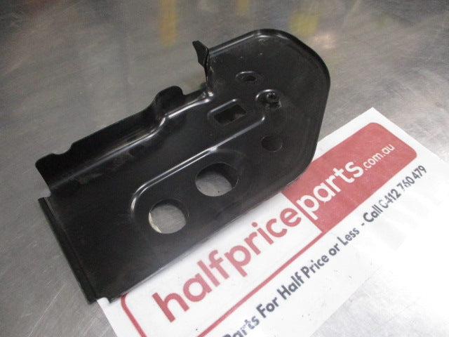 Mitsubishi Outlander Genuine Right Hand Front Guard Support Bracket New Part