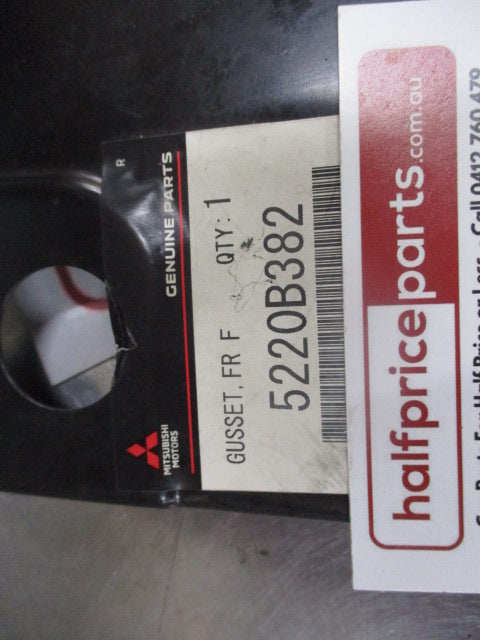 Mitsubishi Outlander Genuine Right Hand Front Guard Support Bracket New Part