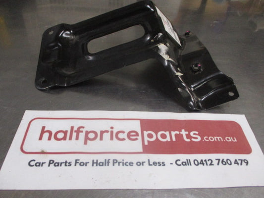 Mitsubishi Pajero Sport Genuine Front Left Bumper Stay Bracket New Part
