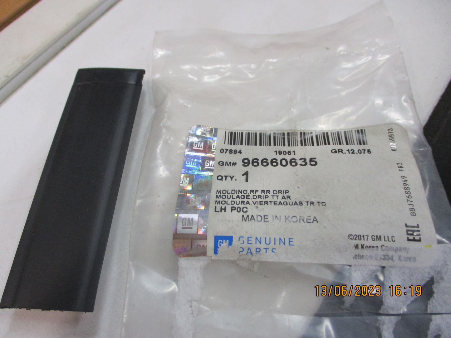 Holden Captiva Genuine Driver Side Rear Drip Molding New Part