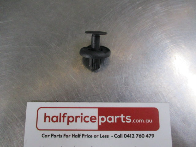 Ford Focus-Transit Genuine Bonnet Insulator Clip - New Part