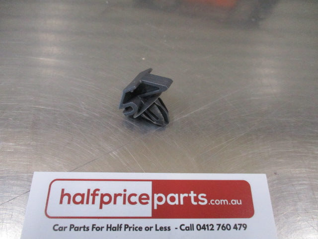 Ford Focus Genuine Rocker Molding Clip - New Part
