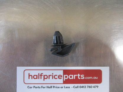 Ford Focus Genuine Rocker Molding Clip - New Part