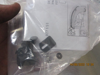 Nissan Navara D40M-R51 Parthfinder Genuine Passenger Front Weather Shield New Part