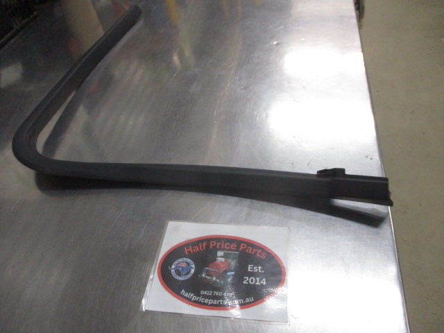 Ford Focus Genuine Right Hand Rear Door Window Surround Molding New Part