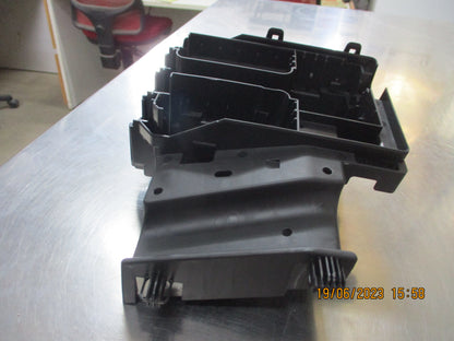 Holden Cruze Genuine Engine Wiring Harness Fuse Block Bracket New Part