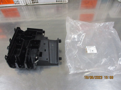 Holden Cruze Genuine Engine Wiring Harness Fuse Block Bracket New Part