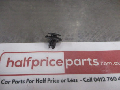 Ford Focus Genuine Radiator Support Air Deflector Clip New Part