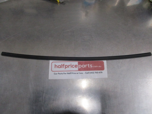 Ford Focus MK2 Genuine Front Radiator Grille Bonnet Seal New Part