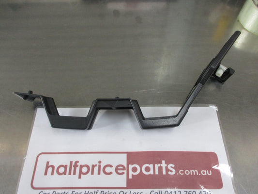 Land Rover Discovery 3 Genuine Left Hand Front Bumper Bracket New Part