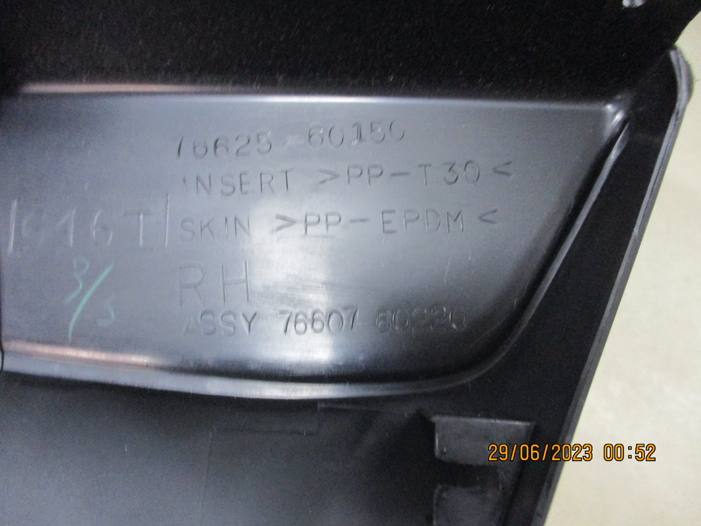 Toyota Landcruiser 100 Series Genuine Right Hand Rear (Drivers) Mud Flap New Part