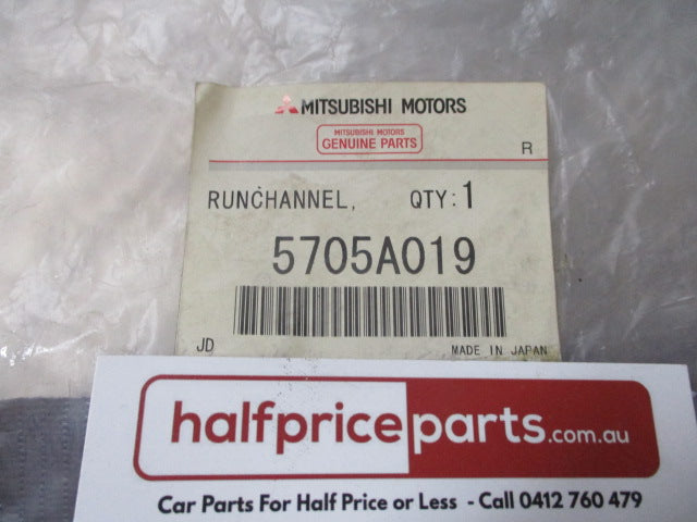 Mitsubishi Outlander Genuine Left Hand Front Door Run Bailey Channel Rubber New Part