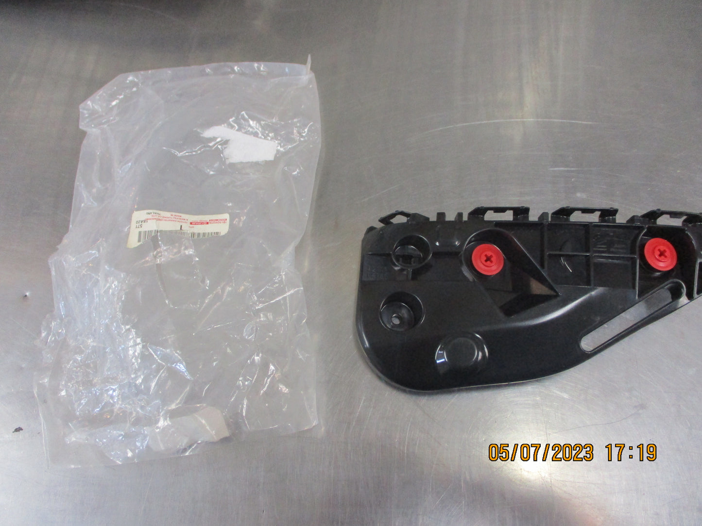 Toyota Hilux Genuine Left Hand Front Bumper Bracket New Part