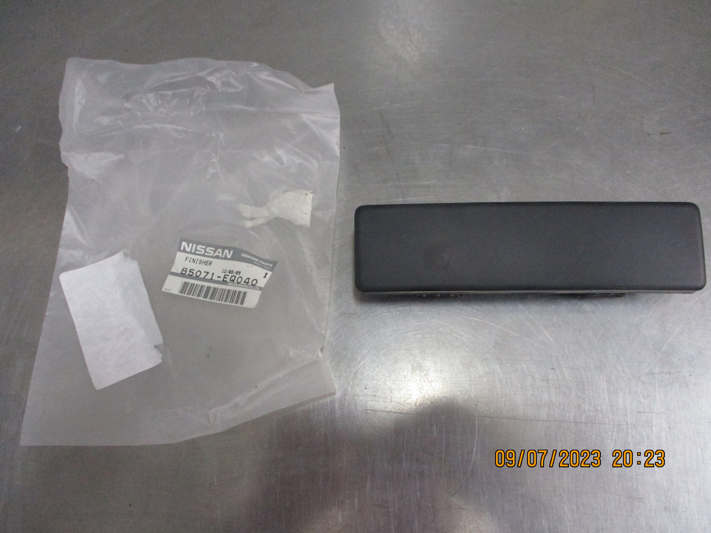Nissan X-Trail T30 Genuine Rear Center Bumper Finisher New Part