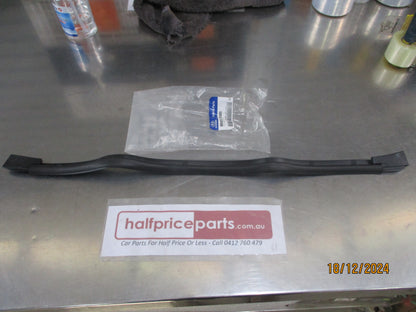 Hyundai Tucson Genuine Front Rubber Bonnet Seal Strip New Part