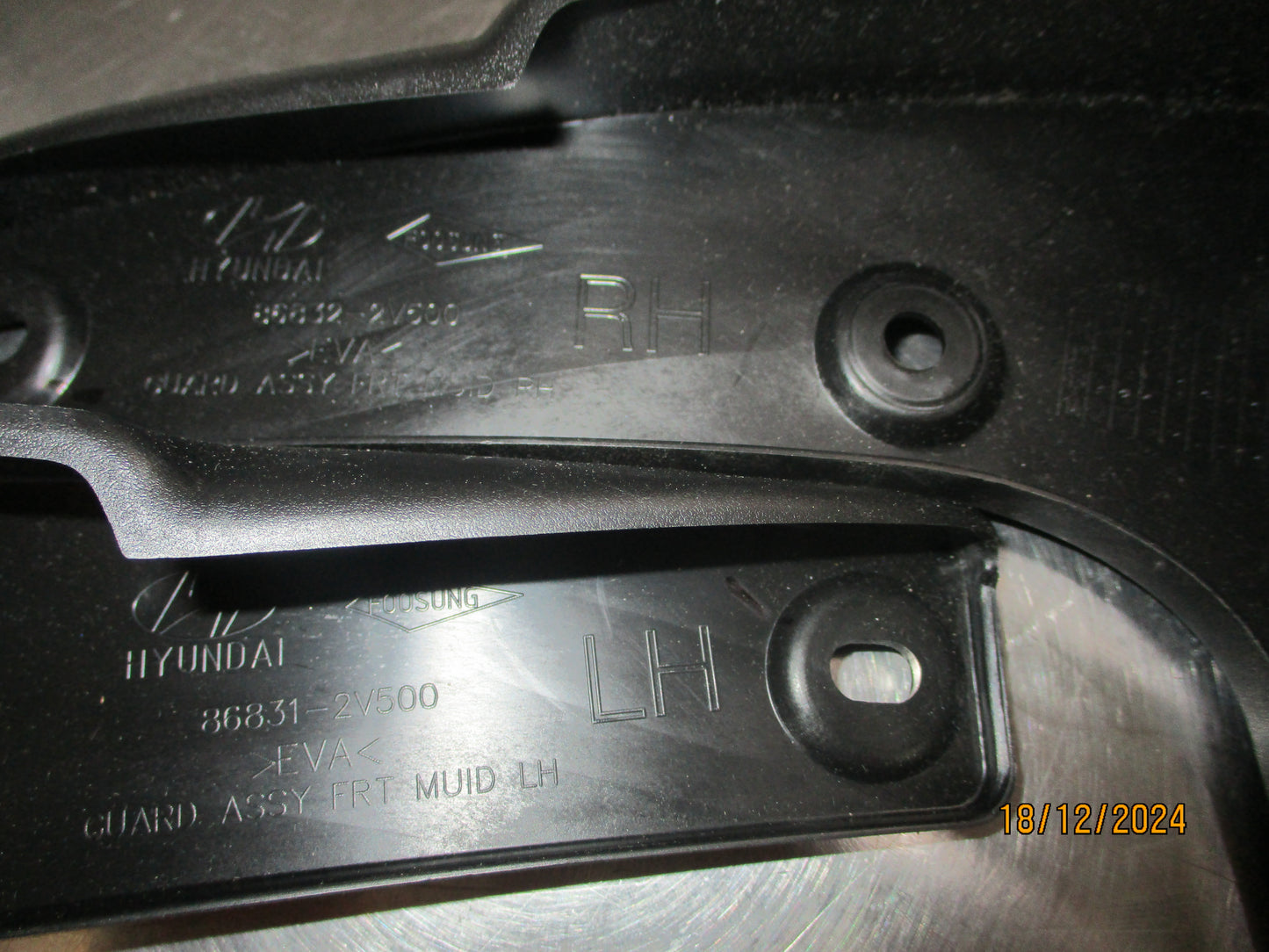 Hyundai Veloster Genuine  Front Mud Flap Set With Screws  New Part