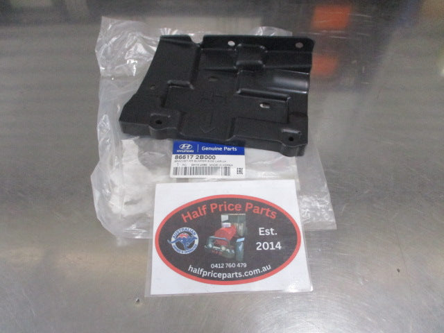 Hyundai Santa Fe Genuine Left Hand Lower Rear Bumper Mount Bracket New Part