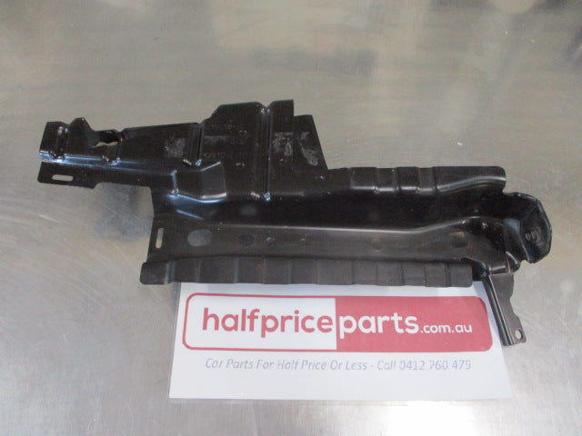 Ford Focus Genuine Left Hand Front Side Guard Bracket New Part