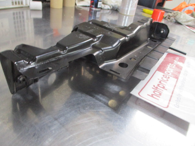 Ford Focus Genuine Left Hand Front Side Guard Bracket New Part