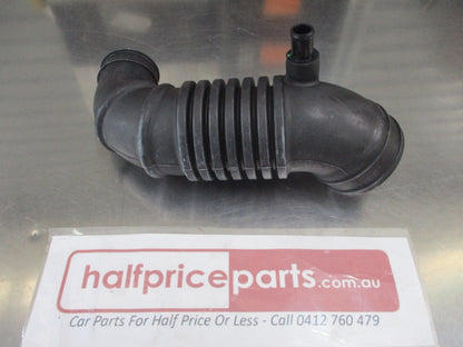 Mazda B2200/B2500/B2600/B2900/BT-50 Genuine Air Cleaner To T/C Duct Pipe New Part
