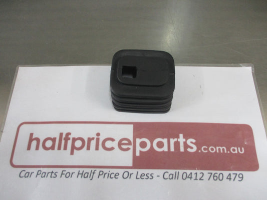 Mitsubishi Pajero/Triton Genuine Boot Clutch Release Fork Rubber New Part