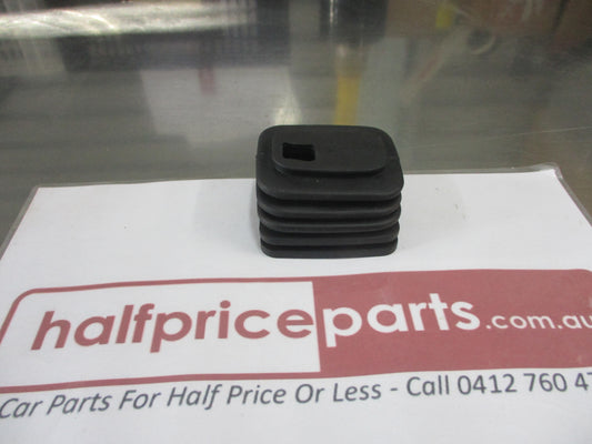 Mitsubishi Pajero/Triton Genuine Boot Clutch Release Fork Rubber New Part